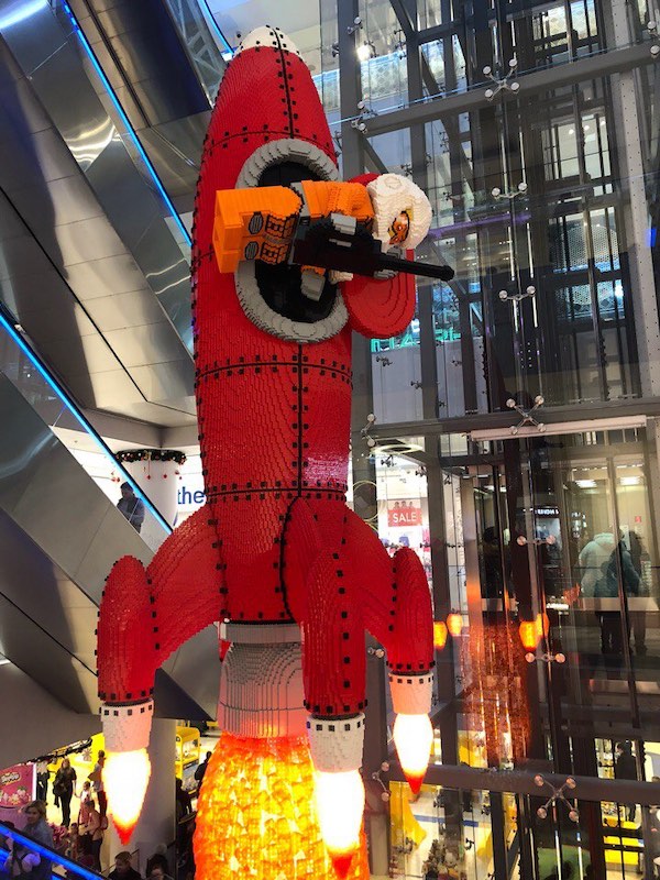 Фигура LEGO высотой 18,5 м в ЦДМ на Лубянке