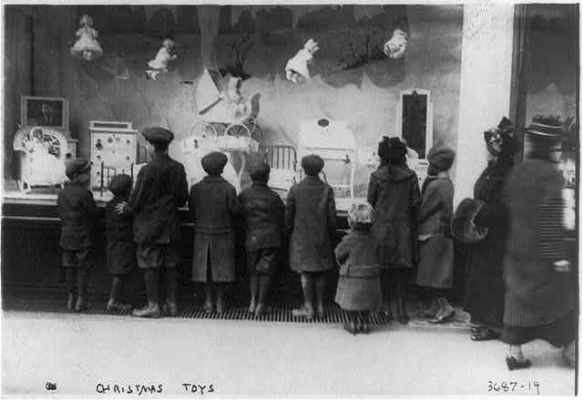 Дети разглядывают витрину Macy's в Нью-Йорке, 1908-1917 гг